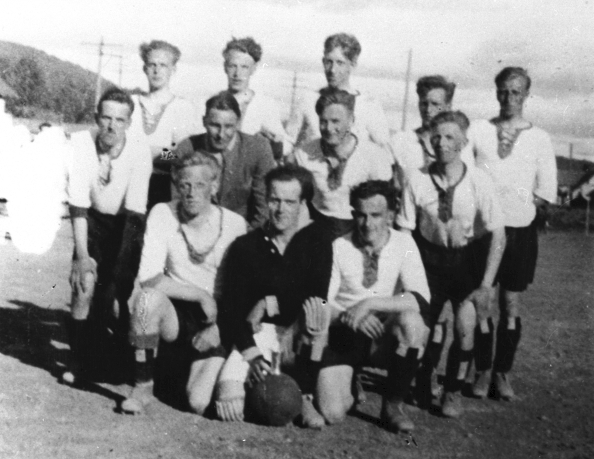 Anno Domkirkeodden, Fotballag, Fram Idrettslag, B-laget. Fra v: K. Furuseth, I. Andersen, A. Andersen, 2 r: M. Narud, O. Houmb, O. Olsen, T. Solberg, 3 r: J. Sandvold, Sv. Rustadbakken, A. Børkesveen, O. Halvorsen, P. Østvold.