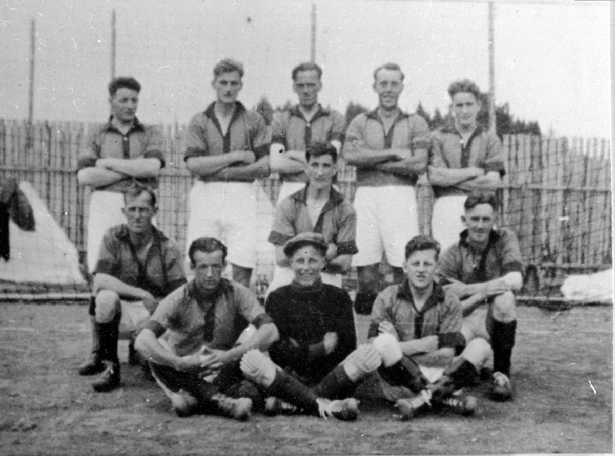 Anno Domkirkeodden, Fotballag, Brumunddal A.I.L. Al-laget. Fra v: I. Hovelstuen, H. Pedersen, N. Hovde, 2 r: Kr. Karlsen, O. Mathisen, Aug. Trondsen, Bak v: A. Andersen, I. Thomasen, I Strand, O. Lund, I. Thorstad