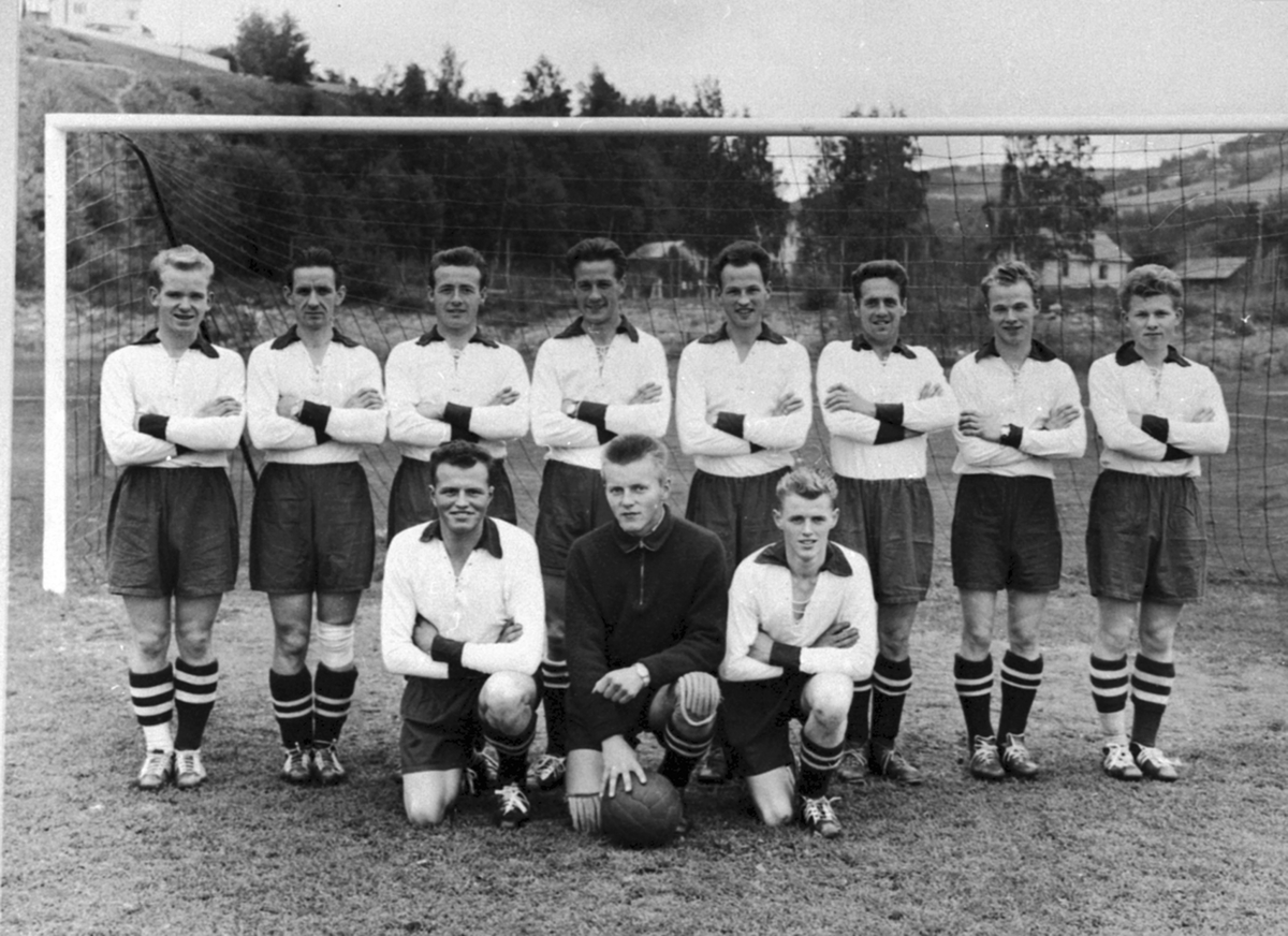 Anno Domkirkeodden, Fotballag, Brumunddal Idrettslag, distriktsmester 2. divisjon, 1955-56. Fra v: Rolf Rustadbakken, Per Dobloug, Ingvar Skaugen, 2 r: Tor Larsen, Peder Simensen, Alf Alfstad, Reidar Hovelstuen, Arne Rustadbakken, Mikkalel Alfstad, Erik Rustadbakken, Odd Steinar Barflo.