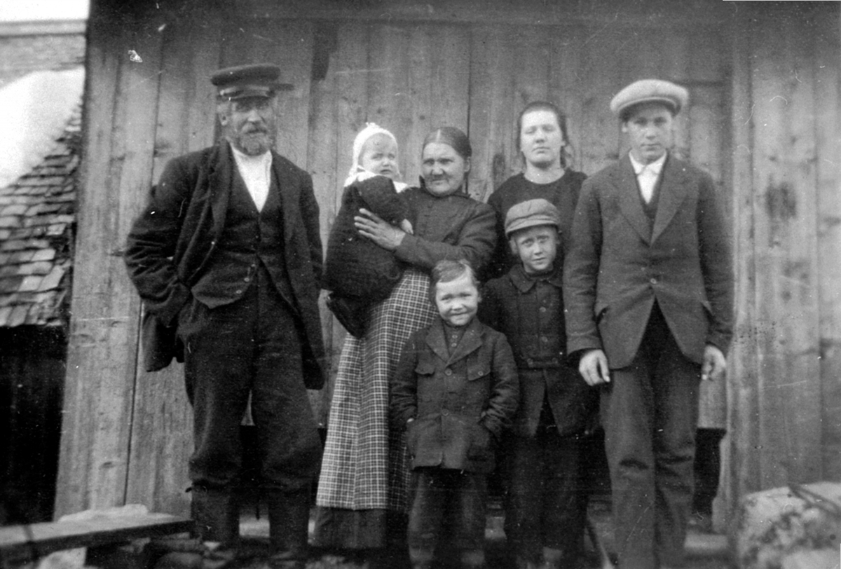 Anno Domkirkeodden, Familien Kjerringsveen. Fra venstre far Johannes, mor Marie, på armen til mor er Inga, Johan Væringstad, foran er Per Væringstad. Bak til høyre er Ingeborg, Gunnar, Veldre, Ringsaker.