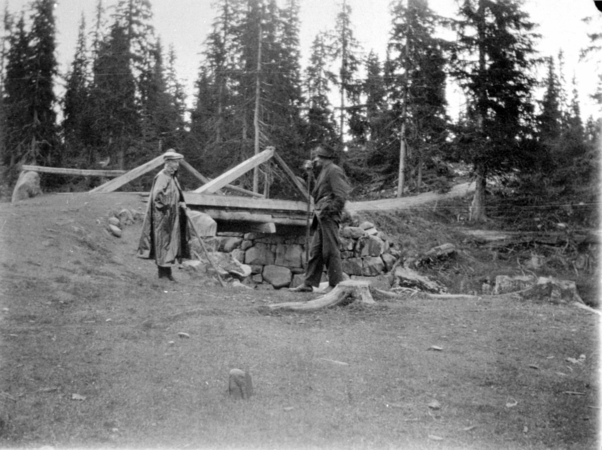 Anno Domkirkeodden, Johs. Solberg og Gustav Hovde ved bru over Finnøla, ovenfor Engvangen seter, Ringsakerfjellet.