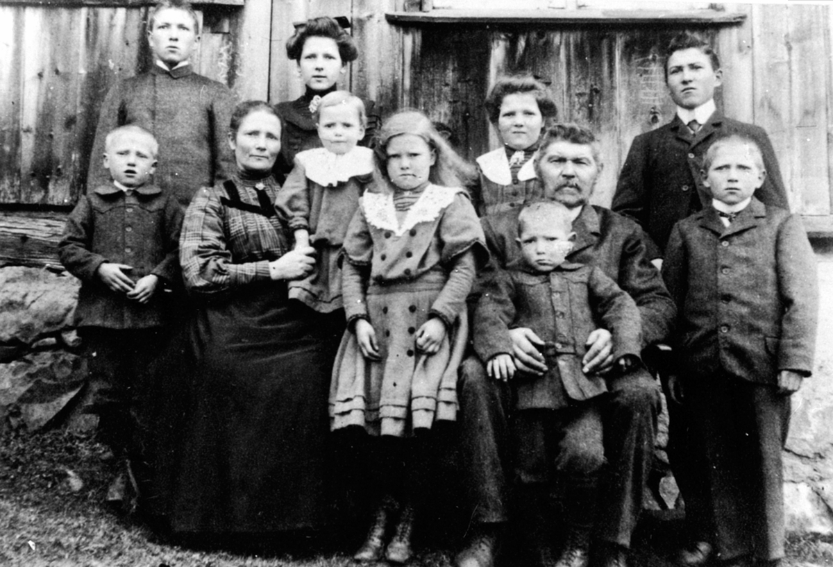Anno Domkirkeodden, Familien Øveraasen. Konfirmasjon for Lovise f.1895. De andre er Karl f.1903, Emil f.1894, mor Julie f.1869, Gudrun f.1908, Martha f.1902, Inga f.1897, Thor f.1895, far Johannes f.1946, Martin f.1892, Johan f.1899.