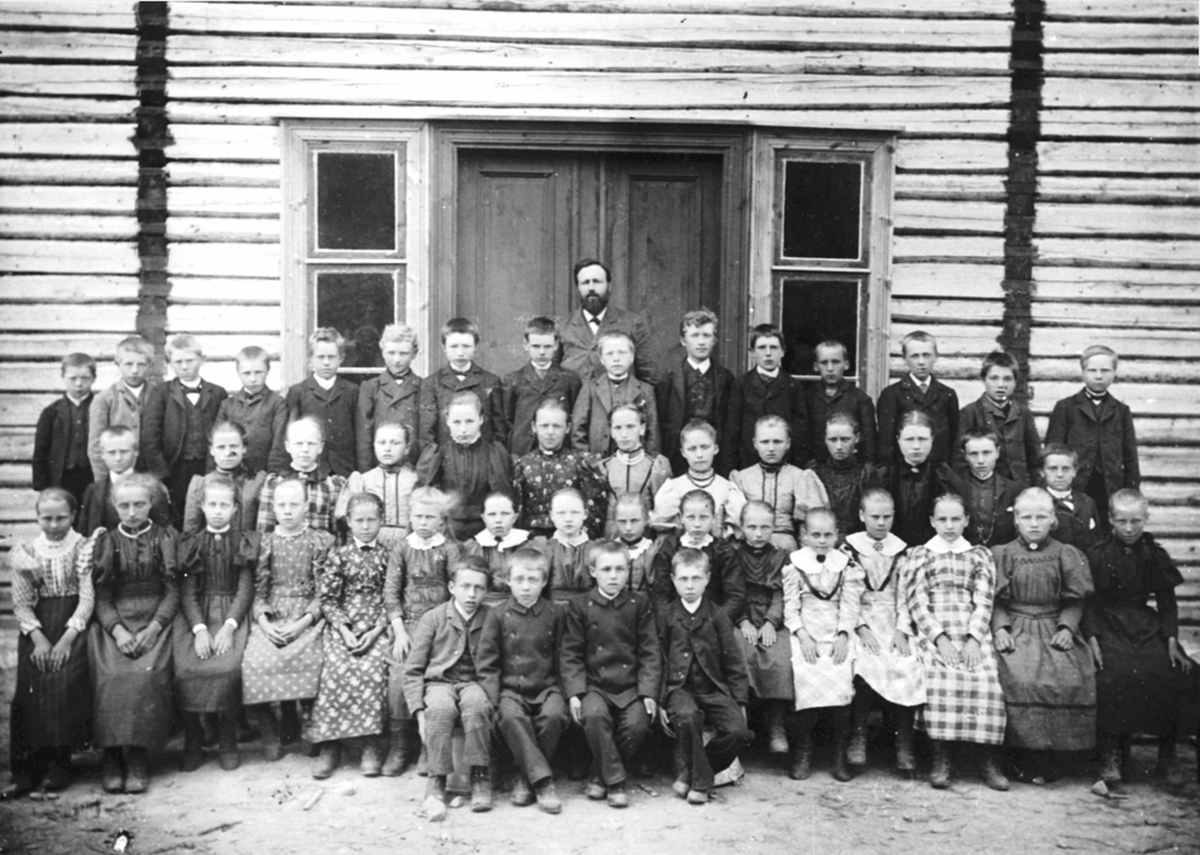 Anno Domkirkeodden, Elever og lærer ved Åsen skole, Åsmarka, Ringsaker.