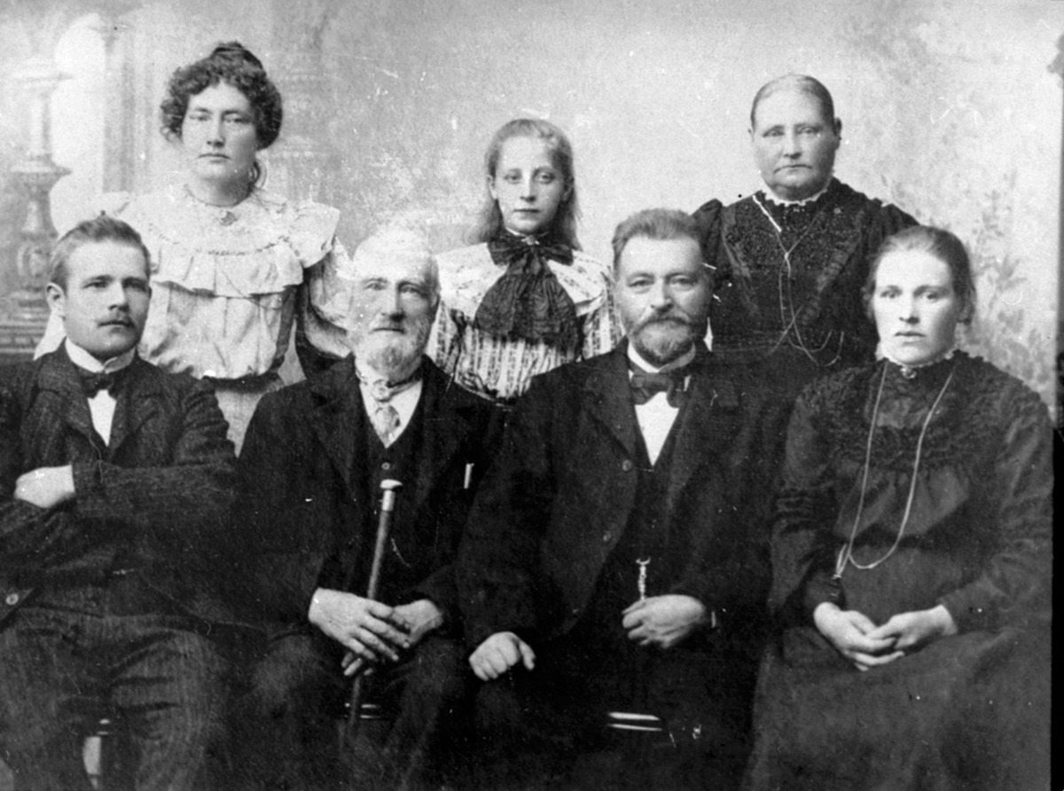Anno Domkirkeodden, Nr. 2 fra venstre er Andreas Larsen med sønnen Hans Larsen, Julie Larsen, i midten bak er Anna Hansen Haugland, bak til høyre er Nille Larsen, Ringsaker.