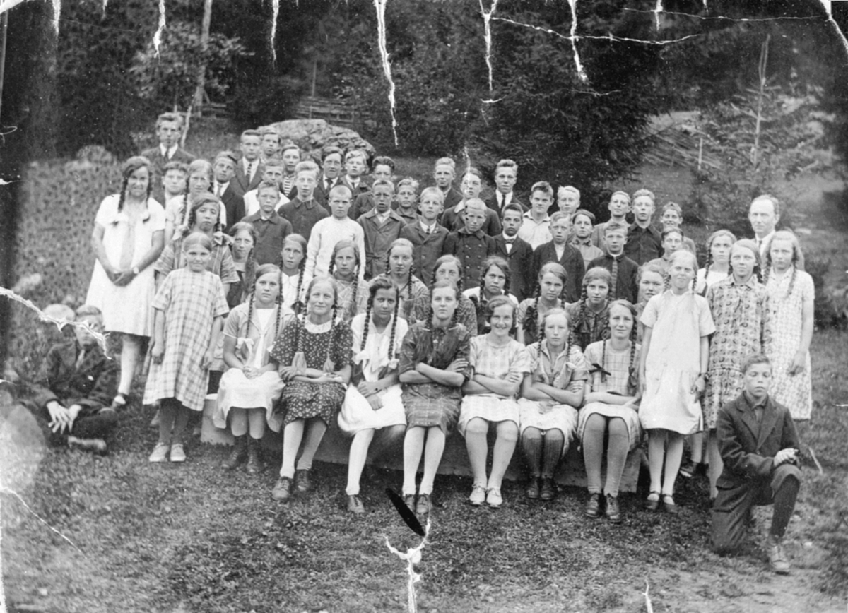 Anno Domkirkeodden, Gruppe konfirmanter på besøk på prestegården, Brøttum, Ringsaker. Andre kull til sogneprest Hauge i 1927.