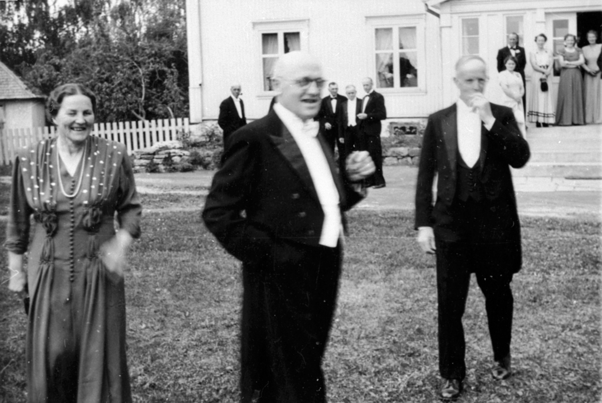 Anno Domkirkeodden, Bryllupsgjester, i forgrunn er Gudrun Skjeseth, Einar Frogner (Dørum, Vang), Alf Skjeseth, Berg østre, Ringsaker.