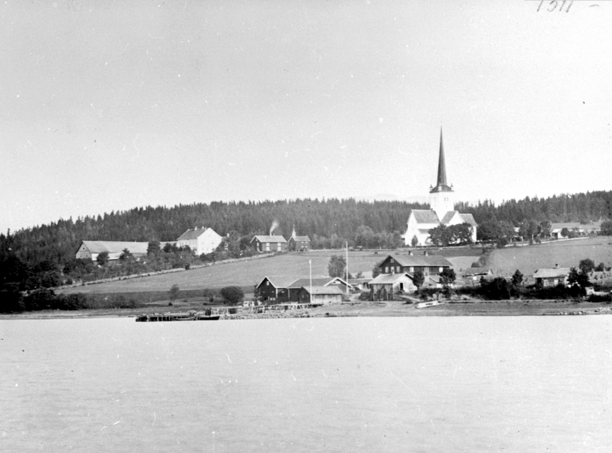 Anno Domkirkeodden, Ringstrand brygge og ferjested. Ringsaker kirke og prestegård. Landhandleri. Ringsaker Handelsforening.