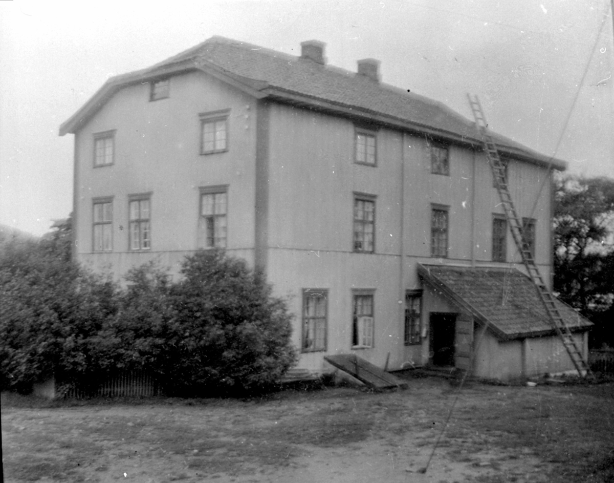 Anno Domkirkeodden, Eksteriør, hovedbygningen på Nerderkvern gård, Brumunddal.