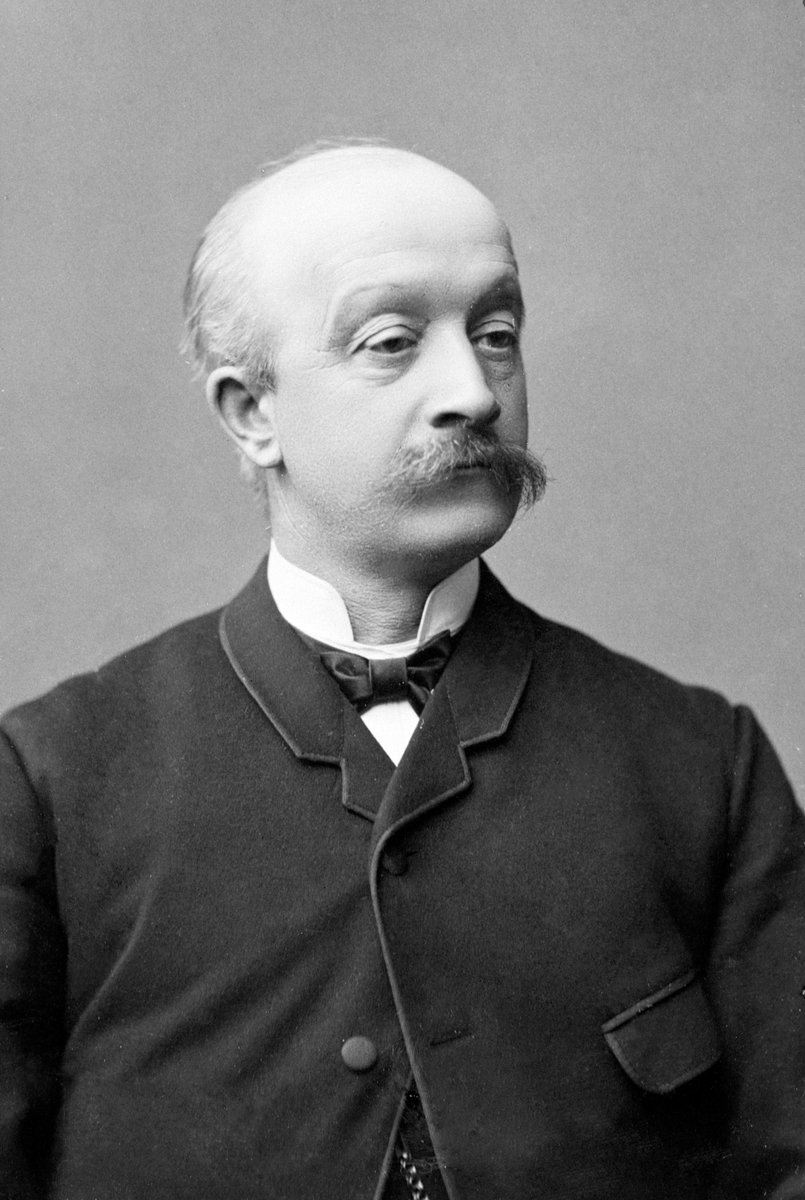 Anno Domkirkeodden, Portrett av Lars Bjerke, brukseier, Furnes, anla lysverk på garden som ble drevet av en dampmaskin og hadde en spenning på 110 volt. Var i bruk til 1914 da Hamar, Vang og Furnes kommunale kraftselskap tok over.