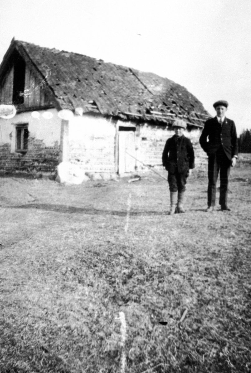Anno Domkirkeodden, Marielund husmannsplass under Nerkvern, Brumunddal. Aksel Andersen, Oskar Andresen for rappet tømmerbygning. Her bodde folk til ca: 1910.
