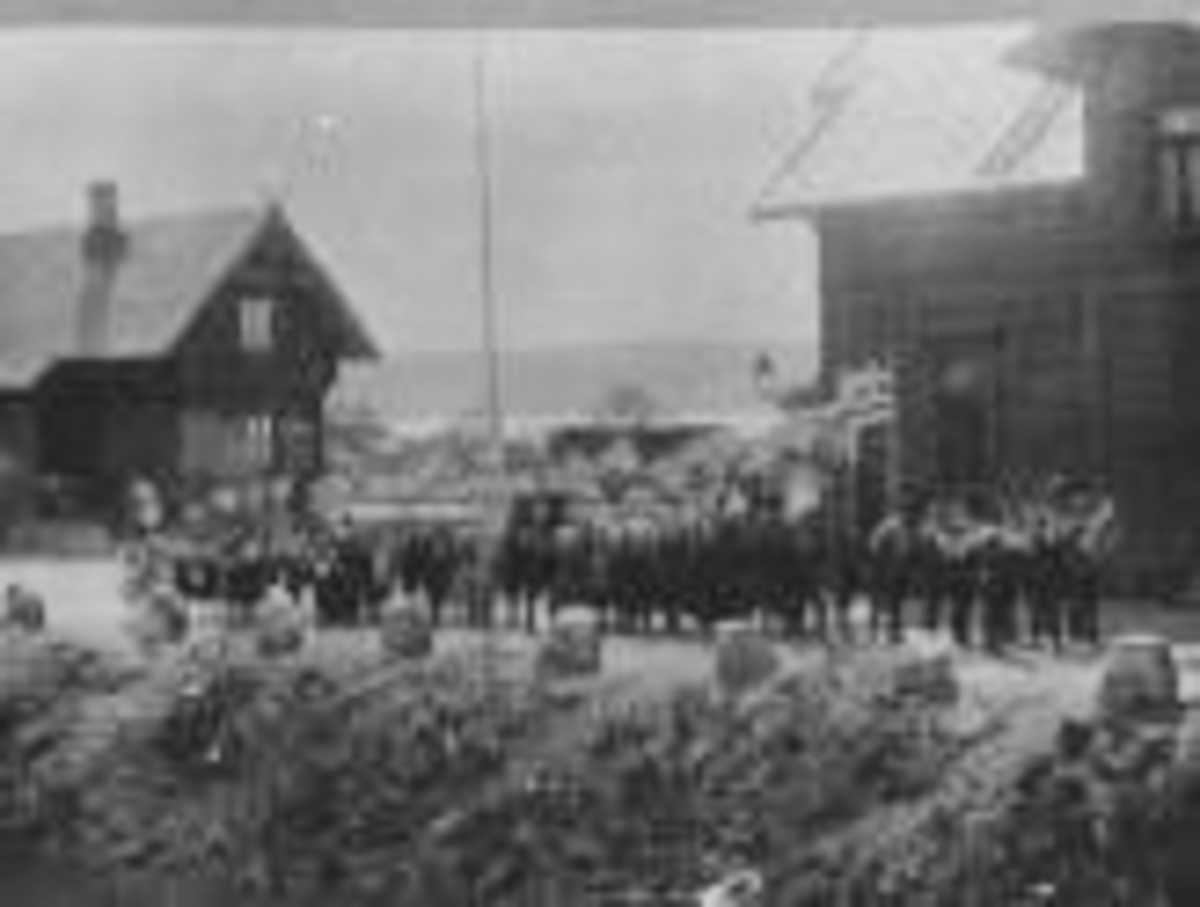 Anno Domkirkeodden, Brumunddal jernbanestasjon, 17. mai, barnetog, musikkorps, unionsflagg. 1897-1903