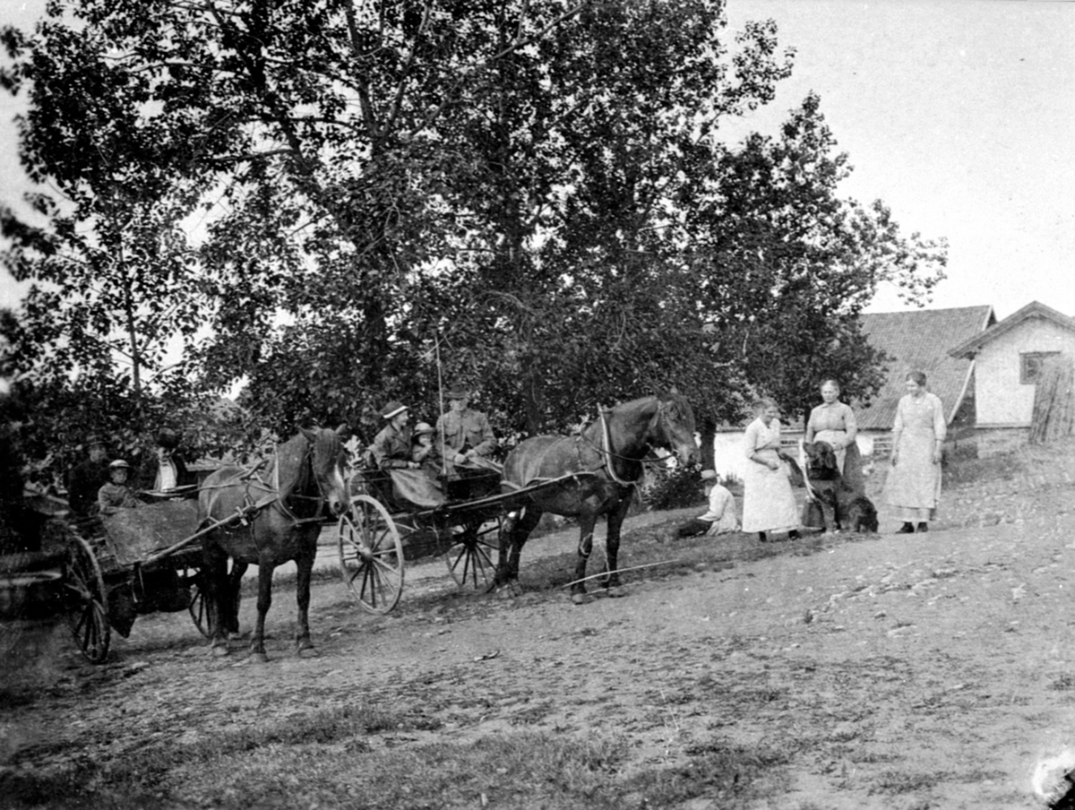 Anno Domkirkeodden, To hester med trille på Heramb, Ringsaker. Folk klare for tur til seters.