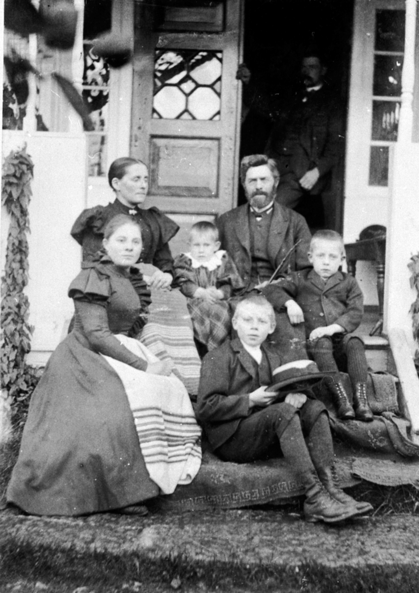 Anno Domkirkeodden, Famlien Heramb på trappa. I døra er Tore Staff, Agnethe og Andreas Heramb, Aagot Heramb, Ingeborg gift Dehlie, Kristian Heramb, foran er Iver Heramb. Heramb gård, Gaupen, Ringsaker.