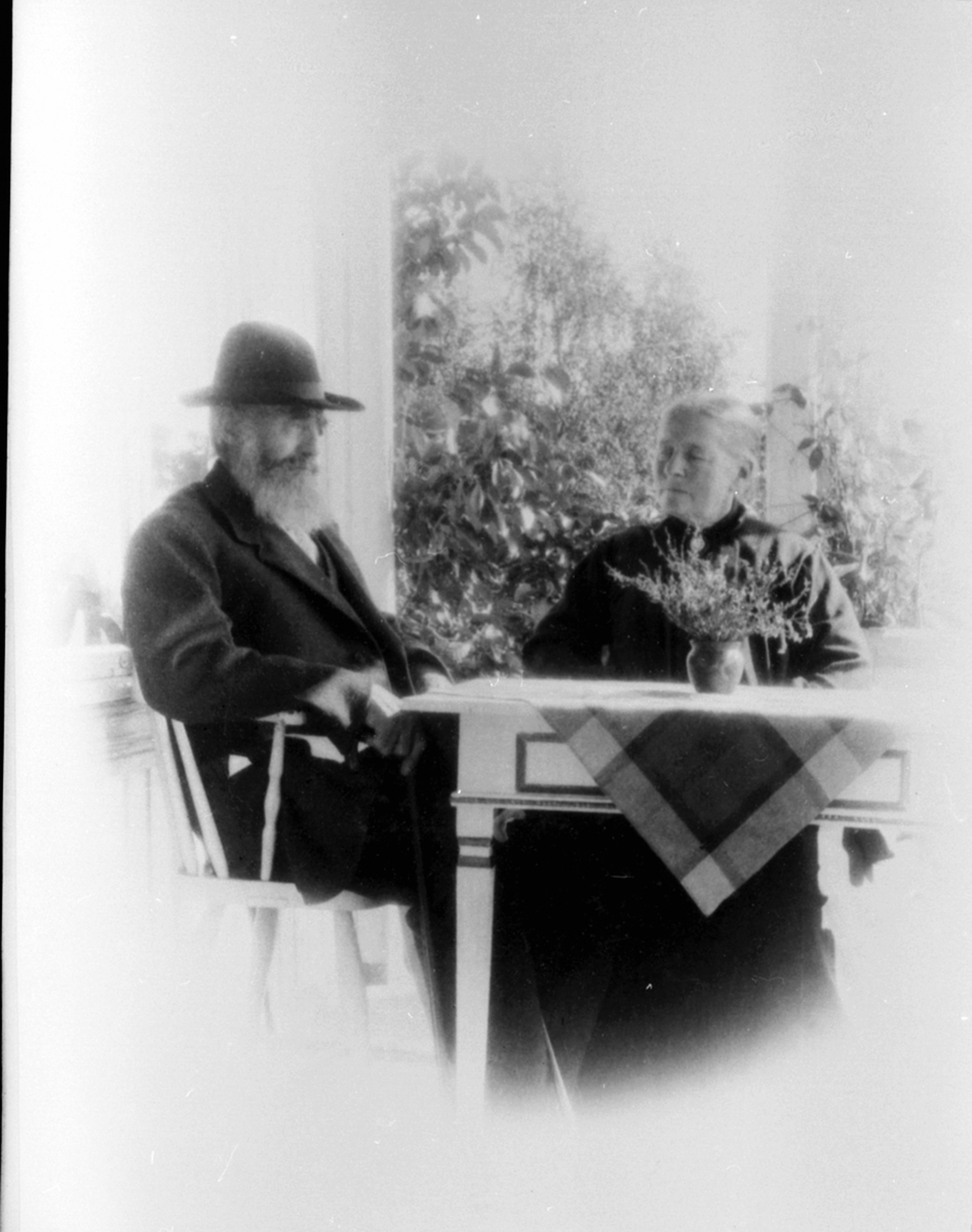 Anno Domkirkeodden, Andreas Heramb (1842-1924) og Agnethe Heramb (1849-1925) født Rindal, på verandaen på Heramb, Gaupen, Ringsaker.