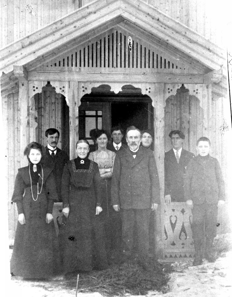 Anno Domkirkeodden, Fra Johanne Rubergs konfirmasjon. Fra venstre er Johanne, Johannes, Marie (mor), Olga, Jørgen (far), Lovise, Martin, Oddvin f.1897, Ruberg, Åsmarka, Ringsaker.