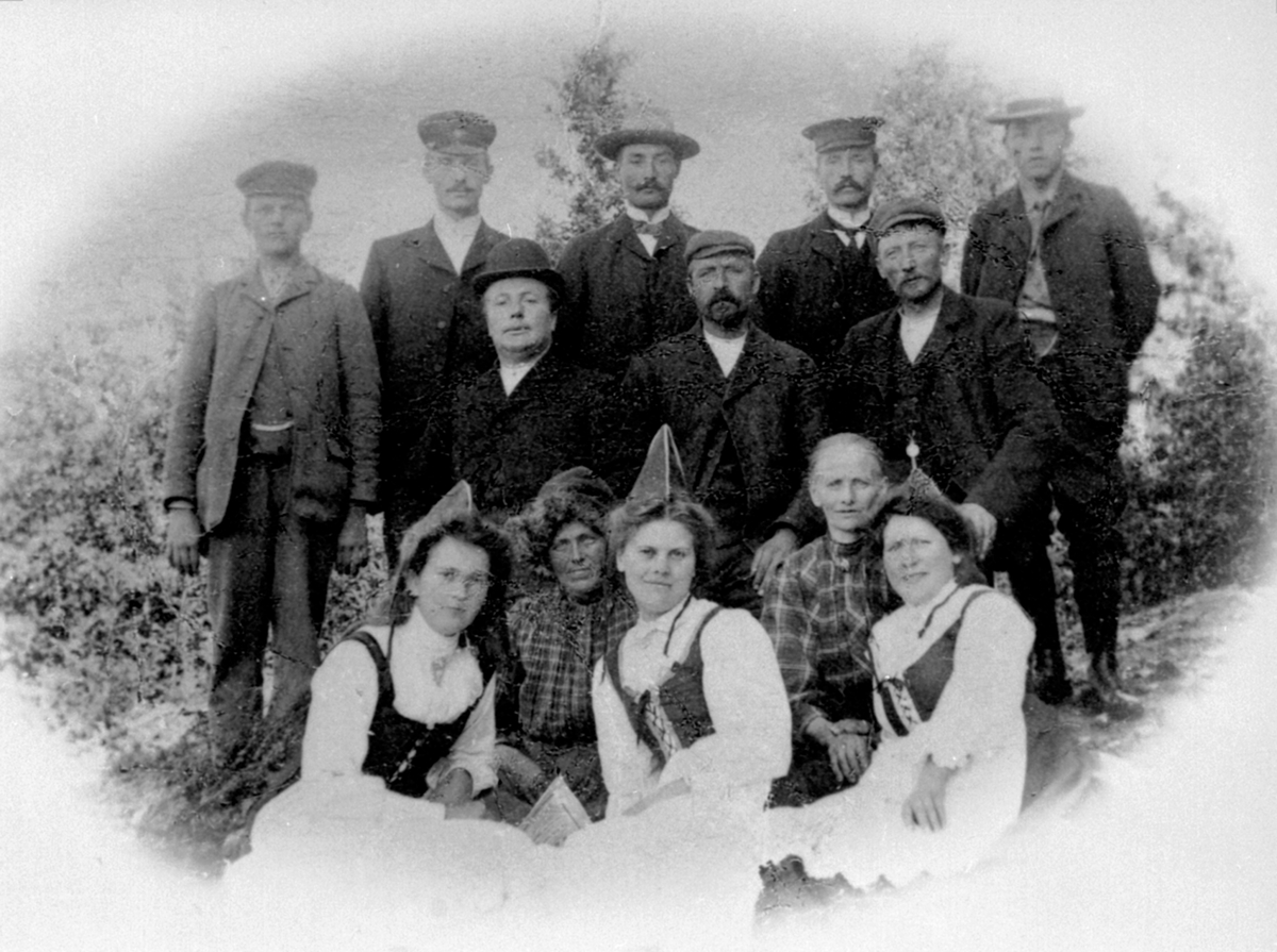 Anno Domkirkeodden, Amatørskuespillere ved teater i Åsmarka, Ringsaker. Foran fra venstre er Klara Busmundrud, Julie Kausrud, Anna Bråtesveen, Gina Aasen, Ragna Harby. Andre rekker er Harald Mangerud, Helge Bjerke, Kristian Kausrud. Tredje rekker er Nils Aasbrein, Petter Evensen, Ole Bjerklien, Kristian Bjerklien, Lau…