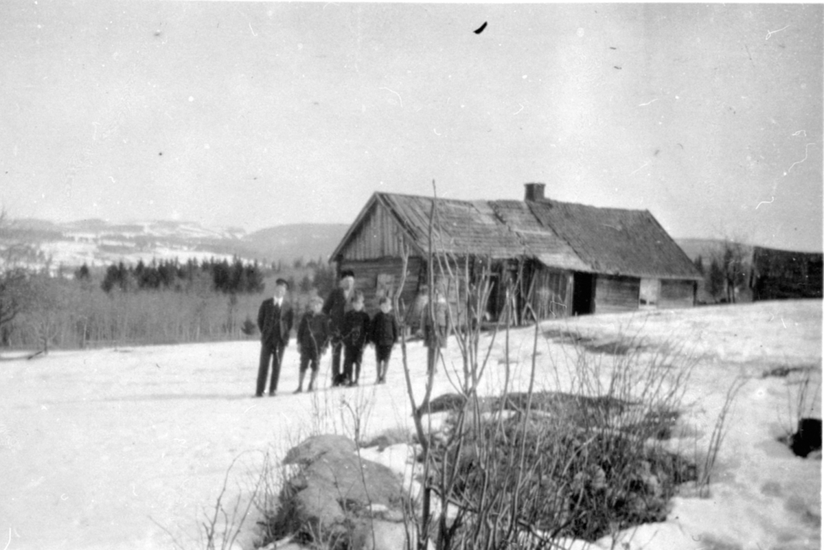 Anno Domkirkeodden, Evenstad gård, Sulufjellet, Nes, Hedmark. Vinter med folk foran den gamle stuebygningen.