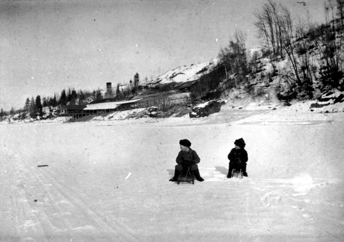 Anno Domkirkeodden, Sendstad teglverk sett fra Mjøsisen. 2 gutter med kjelker. Nes, Hedmark.