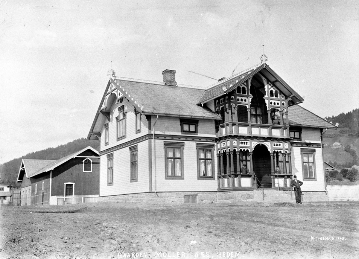Anno Domkirkeodden, Hovedbygningen i sveitserstil i Møllerstuen, Nes, Hedmark. Låven i bakgrunnen.