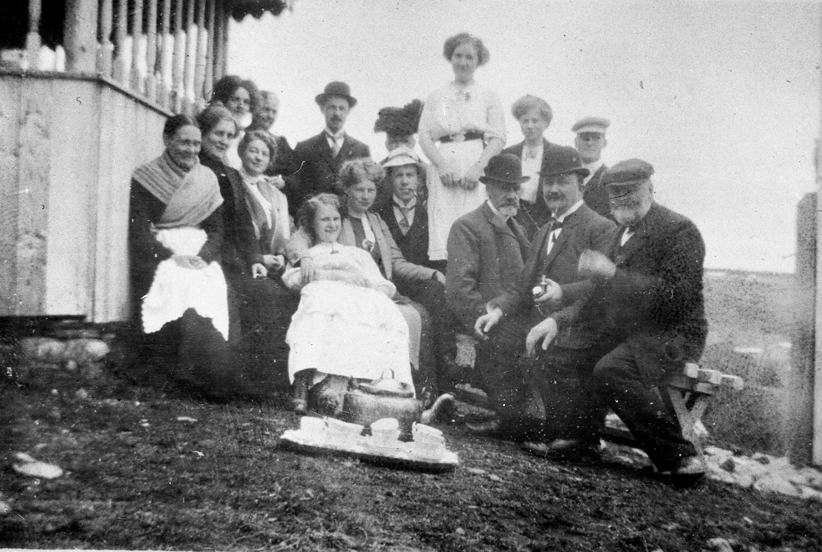 Anno Domkirkeodden, Familie ved lysthuset på Simenstad gård, Veldre, Ringsaker.