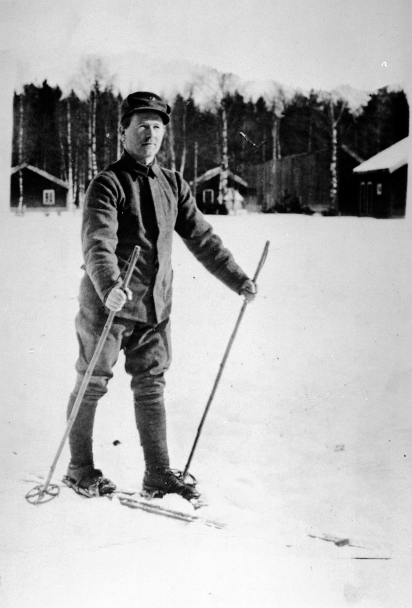 Anno Domkirkeodden, Johannes Steinbakken i militæruniform på ski.