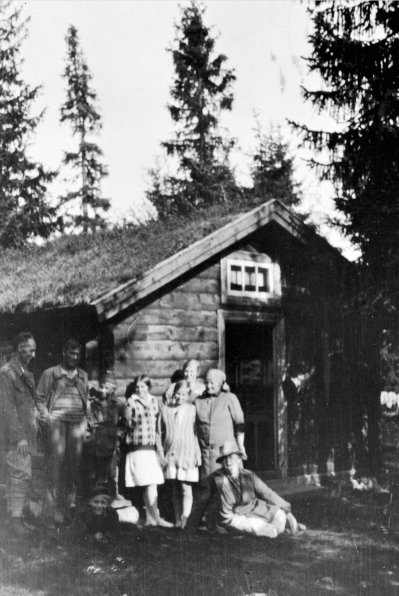 Anno Domkirkeodden, Gruppe utenfor Grunnbua, hytte ved Grunnbekken, Ringsakerfjellet. Nummer 4 fra venstre er Julie Skappel gift Fjeldstad, Astrid Hersaug, Inger Hersaug, Mimmi Løken. Foran er Petra Storlien gift Bogsti.
