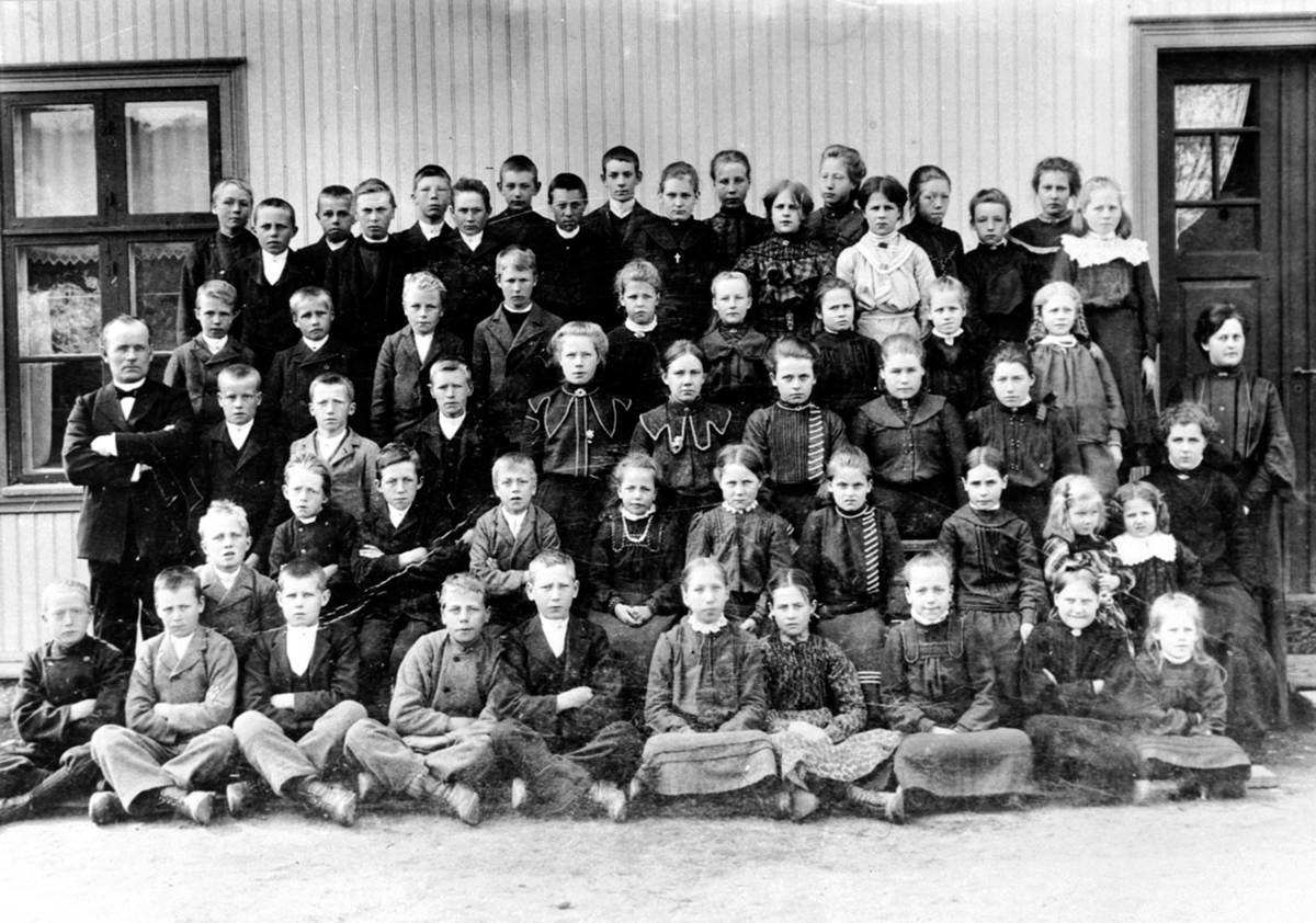 Anno Domkirkeodden, Elever og lærere ved storskolen, gamle Furu skole, Veldre, Ringsaker.
