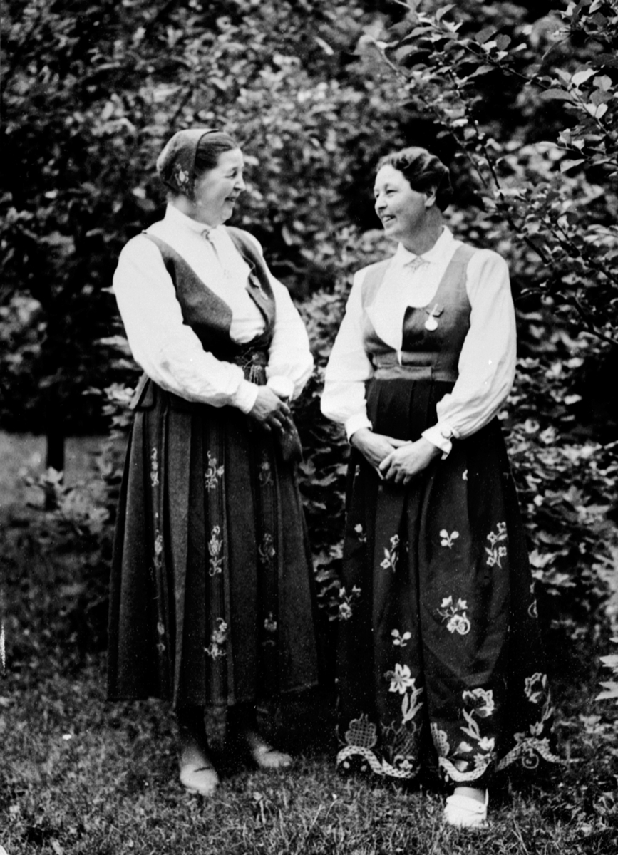 Anno Domkirkeodden, Bestyrer Signe Heier og husmor Anna Heier i Hedmarksbunader ved Hagen barnehjem, Hagen behandlingshjem og skole, Veldre, Ringsaker.