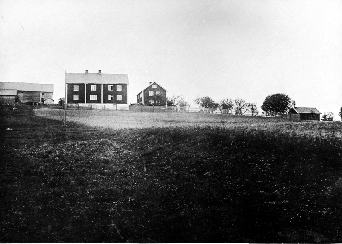 Anno Domkirkeodden, Eksteriør, Narud gård, Veldre, Ringsaker.
