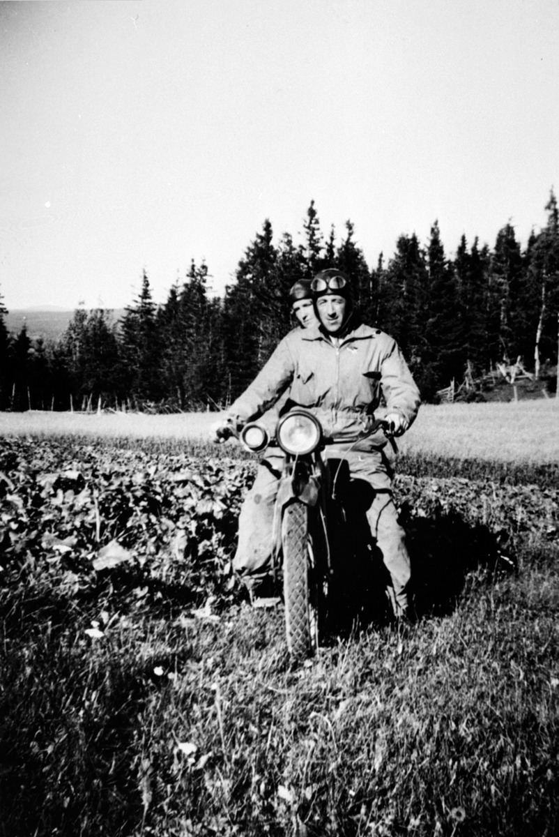 Anno Domkirkeodden, Erling og Ruth Hanslien på motorsykkel, Sørum midtre, Veldre, Ringsaker.