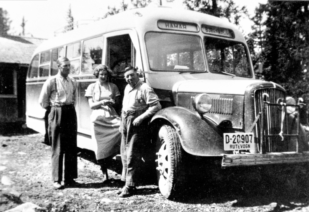 Anno Domkirkeodden, Buss, rutevogn, D-20907, fra venstre er Kåre Langseth, ukjent og rutebileier Erik Høisveen. Bussen var en 1938 modell Volvo B11 D som tidligere var eid av Otto Berge. Bussen er skiltet Hamar-Bjønnåsen og var i bruk fram til 1959.