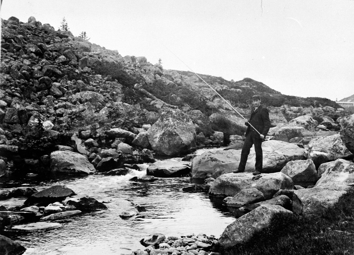 Anno Domkirkeodden, Mann fisker med markstang i Snultra, Ringsakerfjellet.