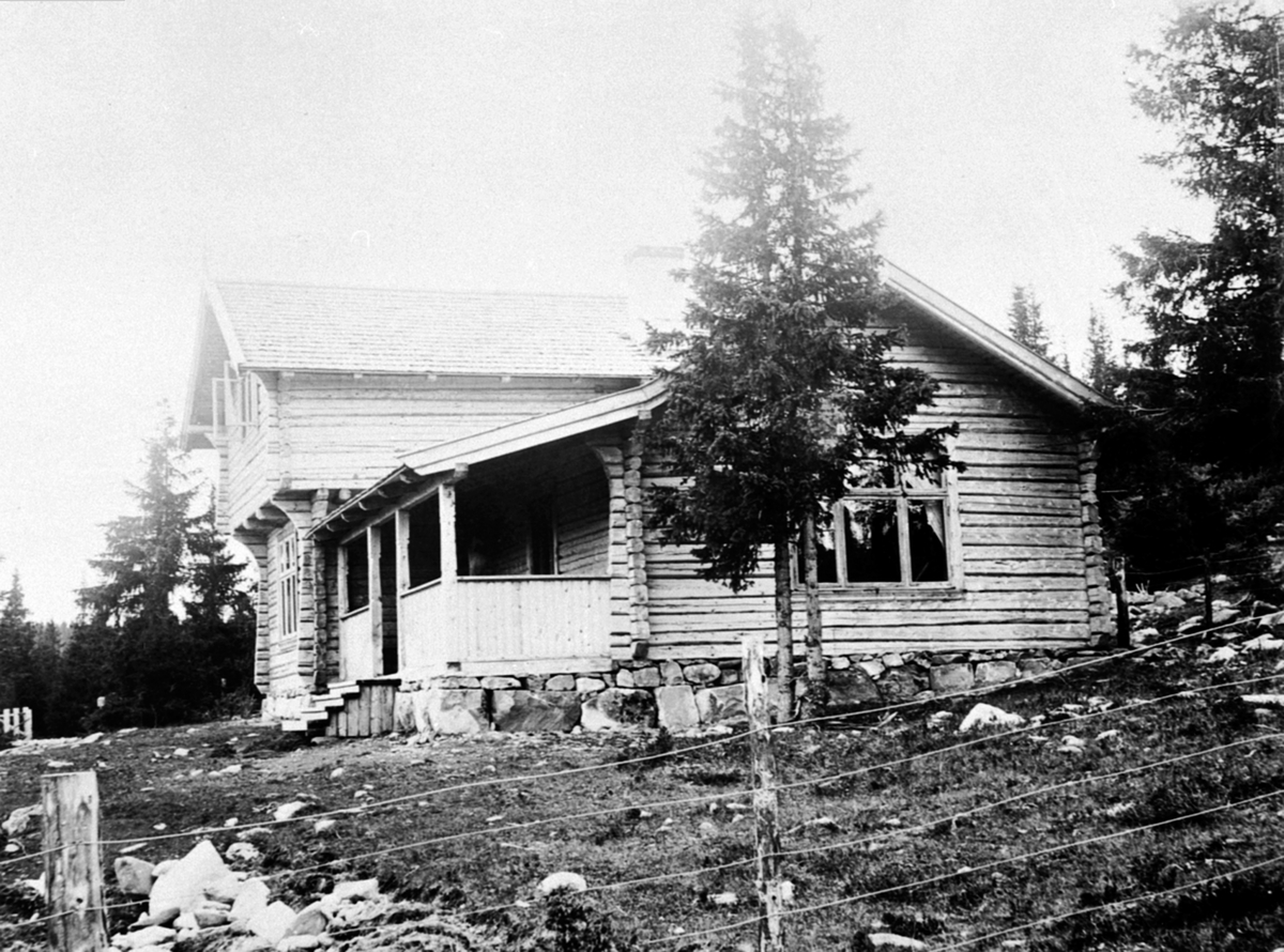 Anno Domkirkeodden, Eksteriør, Skriverstuen, sorenskriver Bredals hytte, første hytta i Philske sameie, laftet tømmer, Gammelskolla, Ringsakerfjellet.
