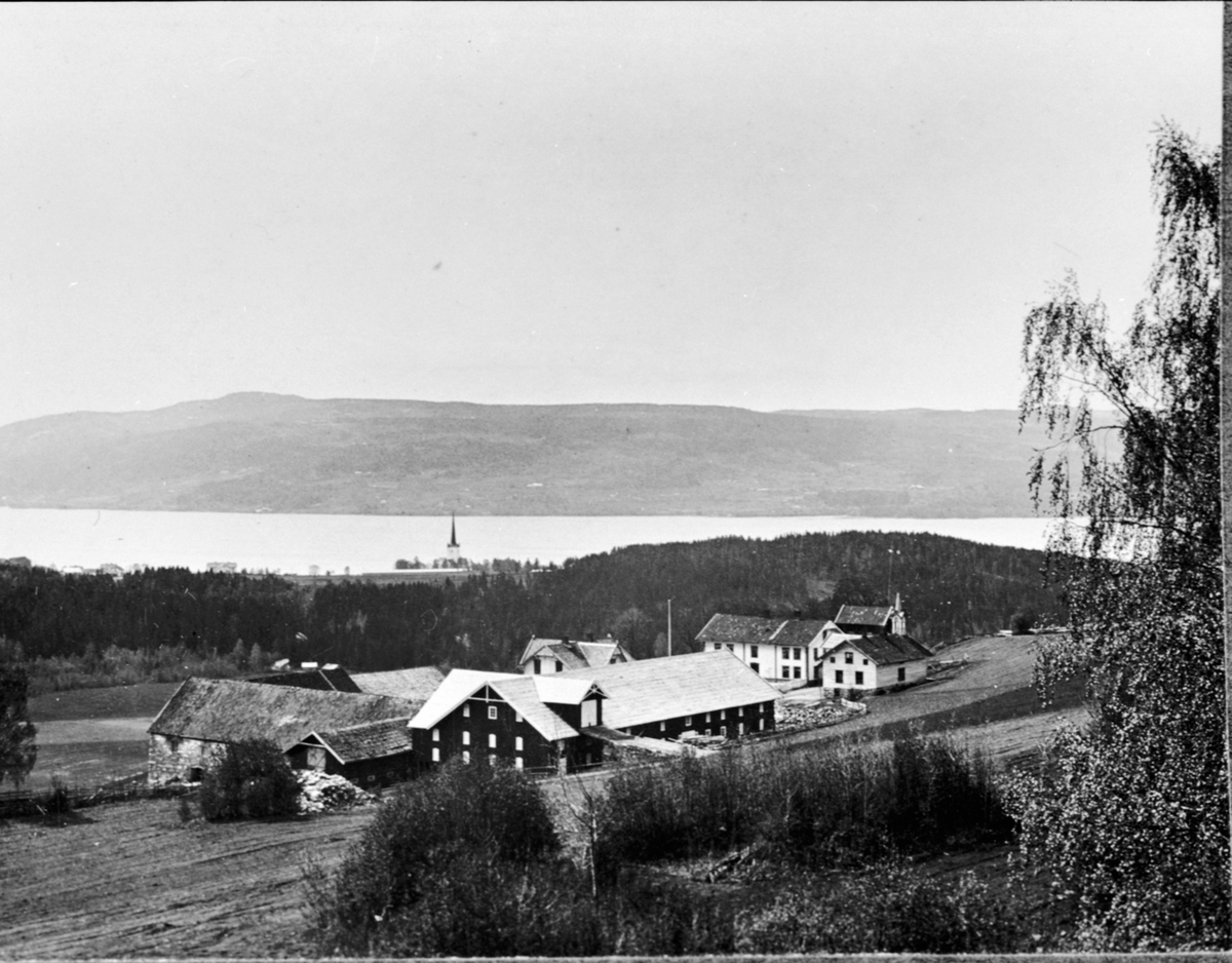 Anno Domkirkeodden, Utsikt mot Tande gård, Ringsaker, kirken og Mjøsa. Låven ble restaurert i 1907.