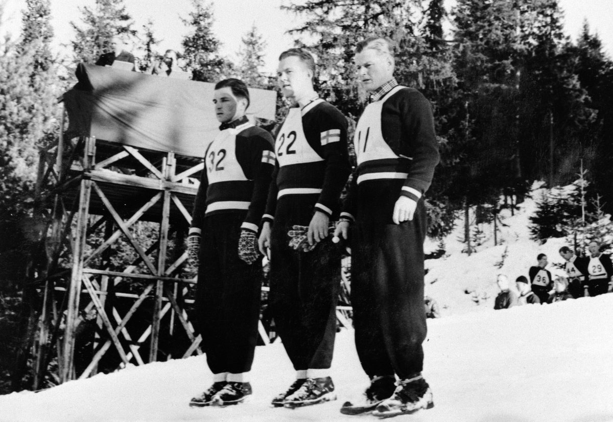 Anno Domkirkeodden, 3 skihoppere, Finlandsrennet i Furubergbakken, Furnes, Ringsaker. Nummer 32 Leo Lakso, 22 Toppila, 11 L. Valonen.