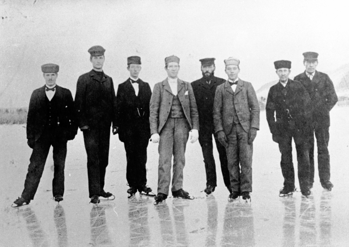 Anno Domkirkeodden, Gruppe skøyteløpere på Næra, Ringsaker. Fra venstre er Syver Enger, Johannes Evensen Sletten, Johs. Langgard, Lars Lie Lierbakken, Nils Monsen Hemma, Karl Eriksveen, Ole Byenstuen, Jens Byenstuen.