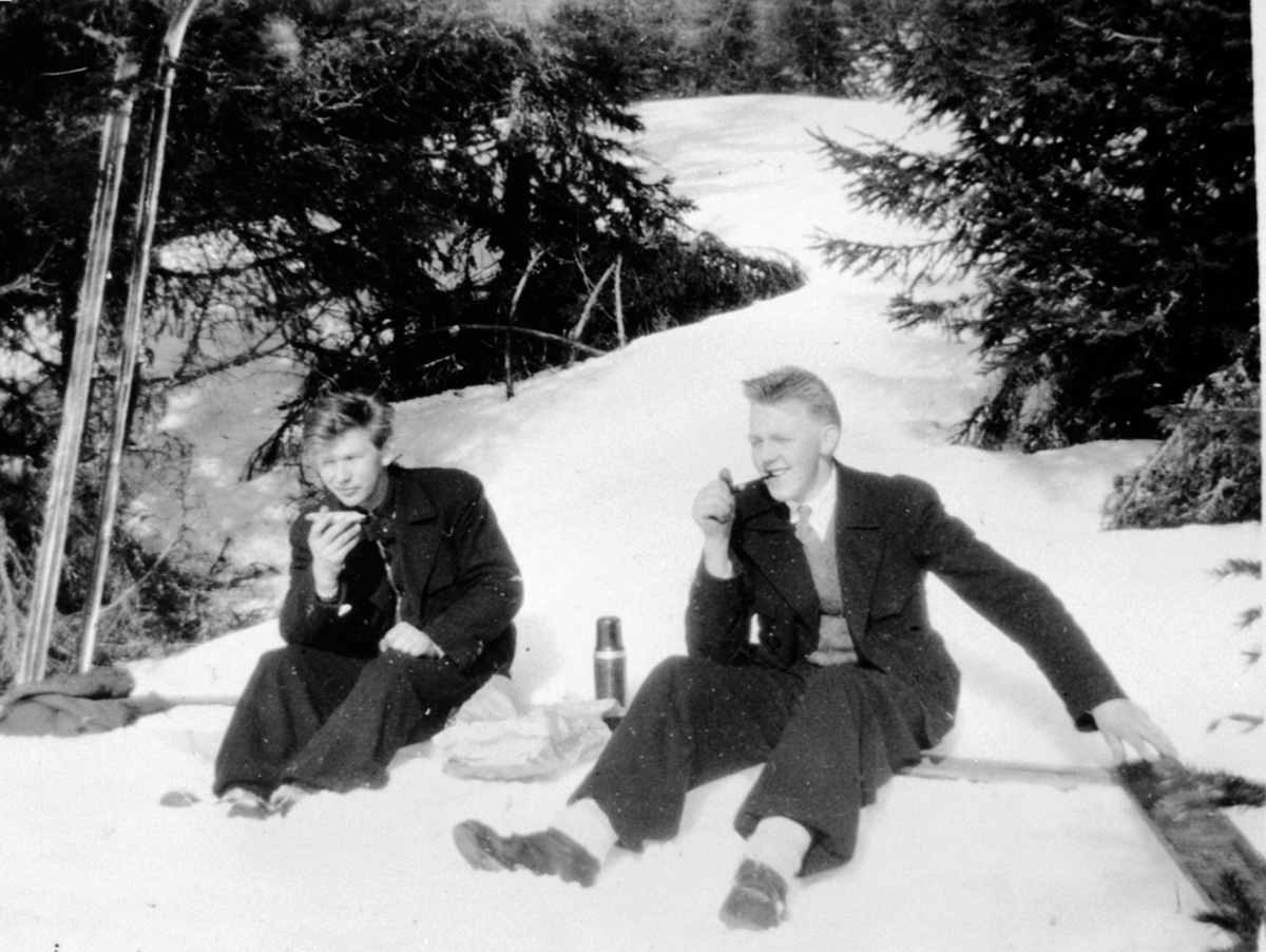 Anno Domkirkeodden, Skitur til Danseråsen, Veldre, Ringsaker. Johannes Bækken og Oskar J. Engen, Moelv.