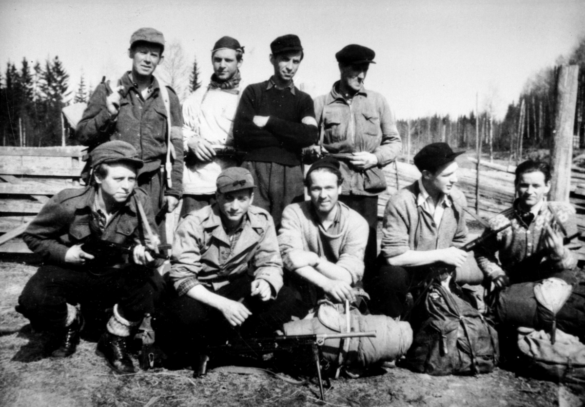 Anno Domkirkeodden, Fortunagjengen. Hjemmefrontfolk fra Lillehammer, koie ved Mesnavannet under krigen. Bak fra venstre er Ola Bjørneby, Thorbjørn Berg, Georg Larsen, Paul Lunke. Foran er Erik Sæther, Arne Aarvold, Reidar Lund Riis, lege Endresen, Magnus Mæhlum. Hotell Fortuna i Ringsaker Almenning.