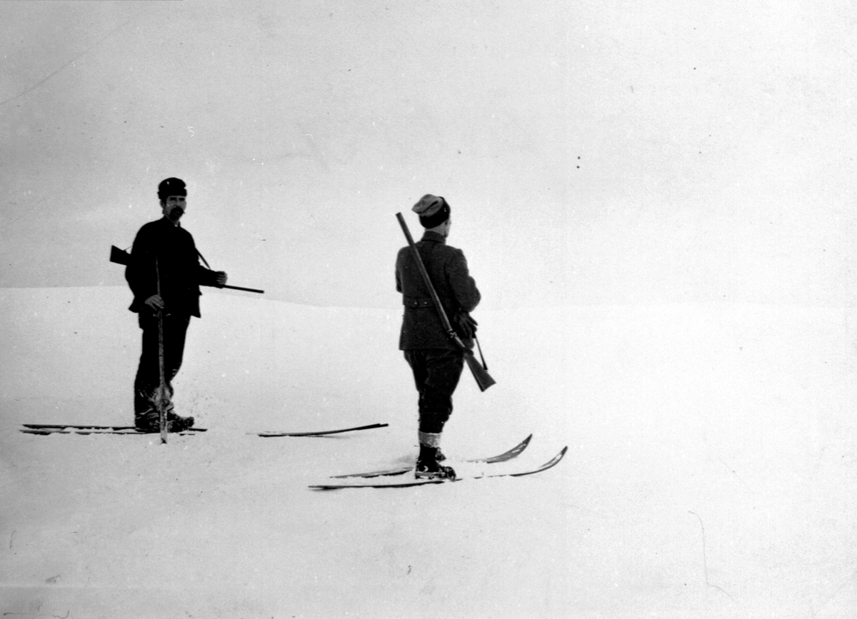 Anno Domkirkeodden, 2 jegere, menn på ski med gevær, jakt, Ringsakerfjellet.