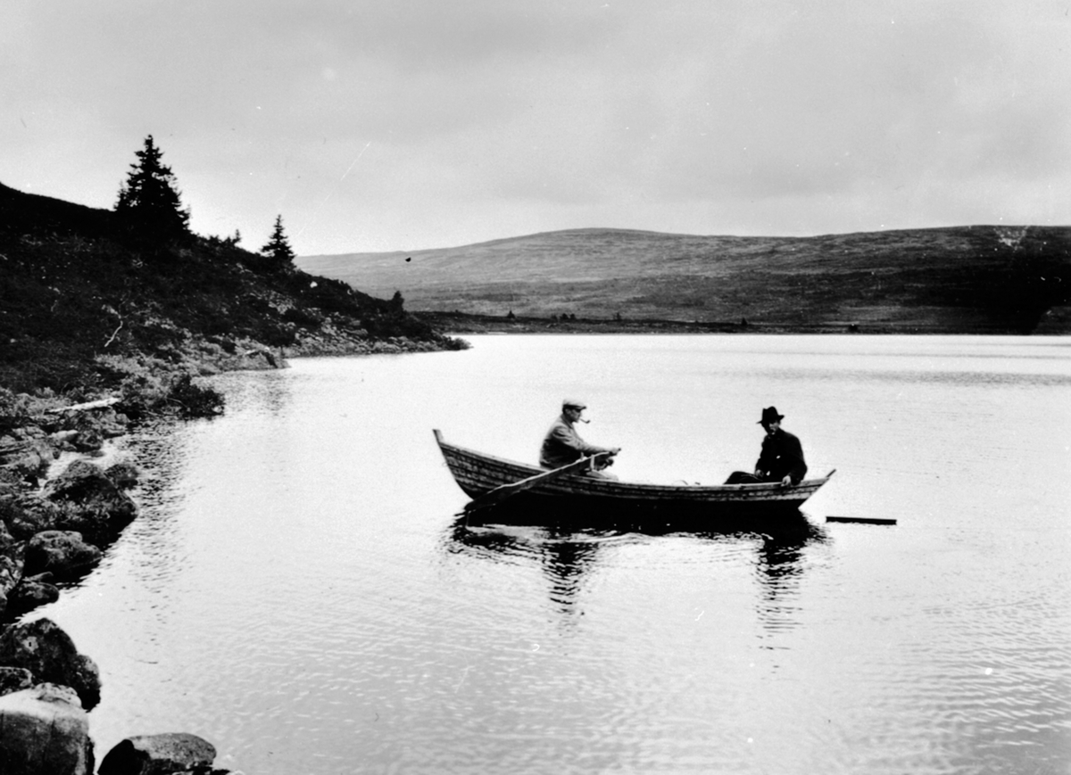 Anno Domkirkeodden, Bonkerudtjernet, robåt med 2 fiskere, ved Godlidalen, Ringsakerfjeller.