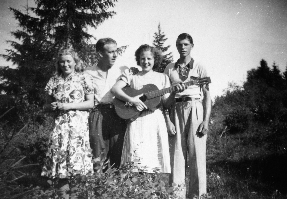 Anno Domkirkeodden, Olaug Langaard, Alf Prøysen, Synøve Lund med gitar og Johannes Haga i Lybekkhamninga, mellom plassene Prøysen og Russland på Rudshøgda, Ringsaker.