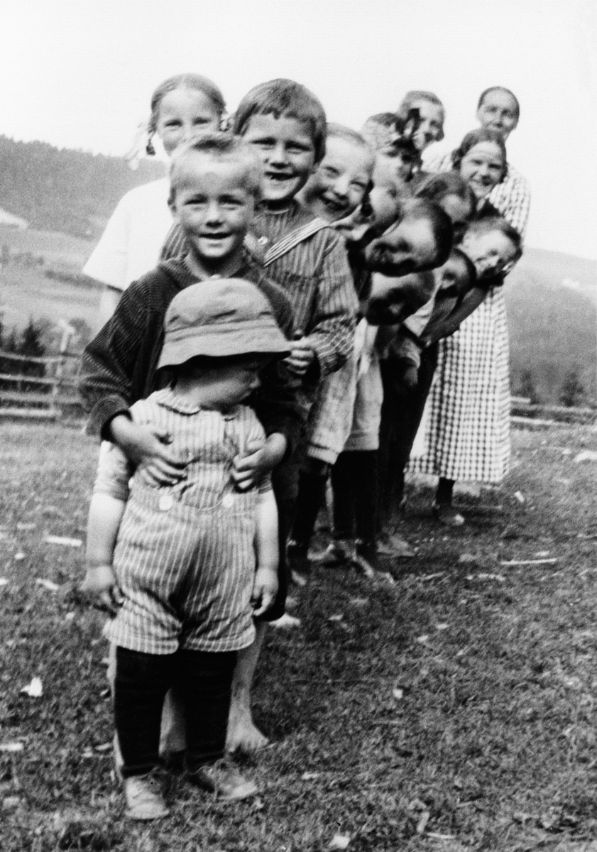 Anno Domkirkeodden, Gruppe barn på rekke. Julie Andreassen, mor til Alf Prøysen bakerst, nummer 8 er Alf, gutten med hatt foran er bror til Borghild Monsbakken, Præstvægen, Ringsaker.