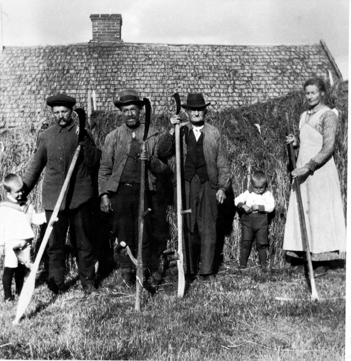 Anno Domkirkeodden, Høyonn i Bortiprøysen, Rudshøgda, Ringsaker. Fra venstre er Sverre Mathiasen og farne Lars Mathiasen Eriksrud, Olaf Andreassen, Syverin Stensåsen, Harald Mathiasen og mor Olava Mathiasen f. Stensåsen. Olava var datter av Syverin. Syverin bodde i Bortiprøysen. Lars og Olava var gift og hadde sønnene…
