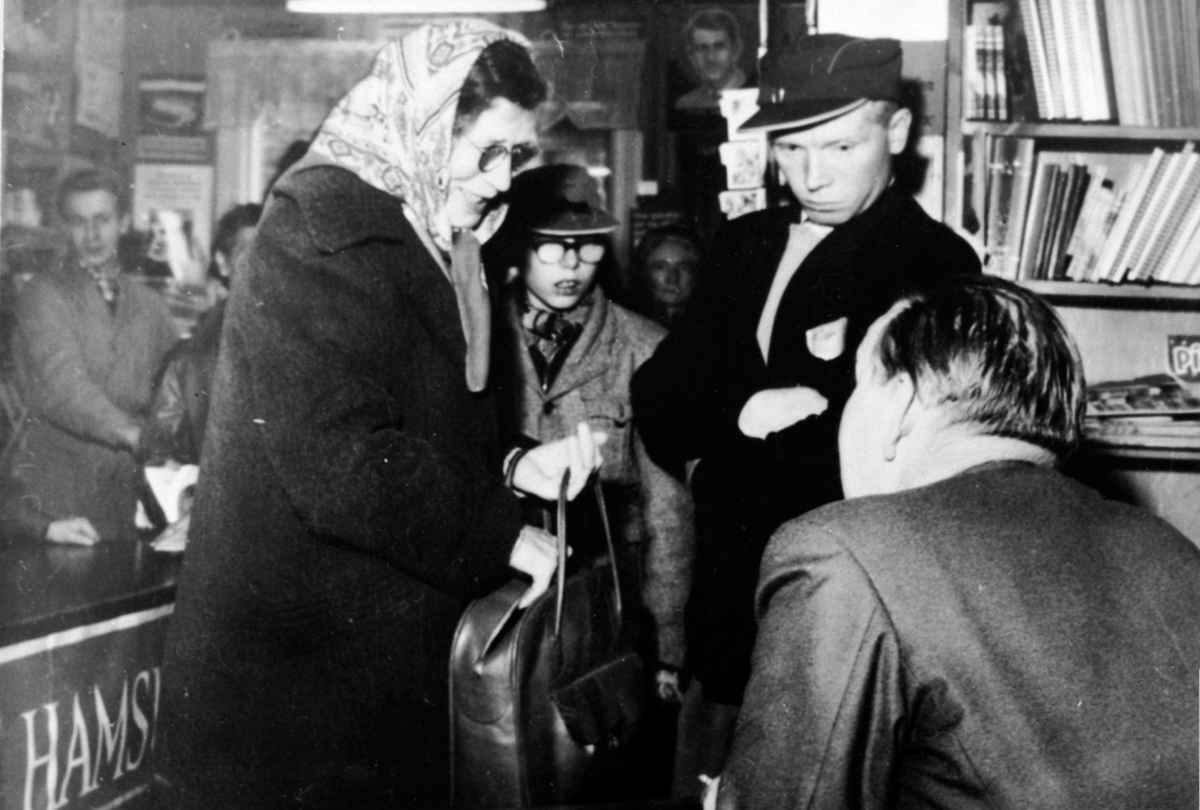 Anno Domkirkeodden, Boksignering med Alf Prøysen i Moelv Bok og Papirhandel, Moelv. Mye folk.