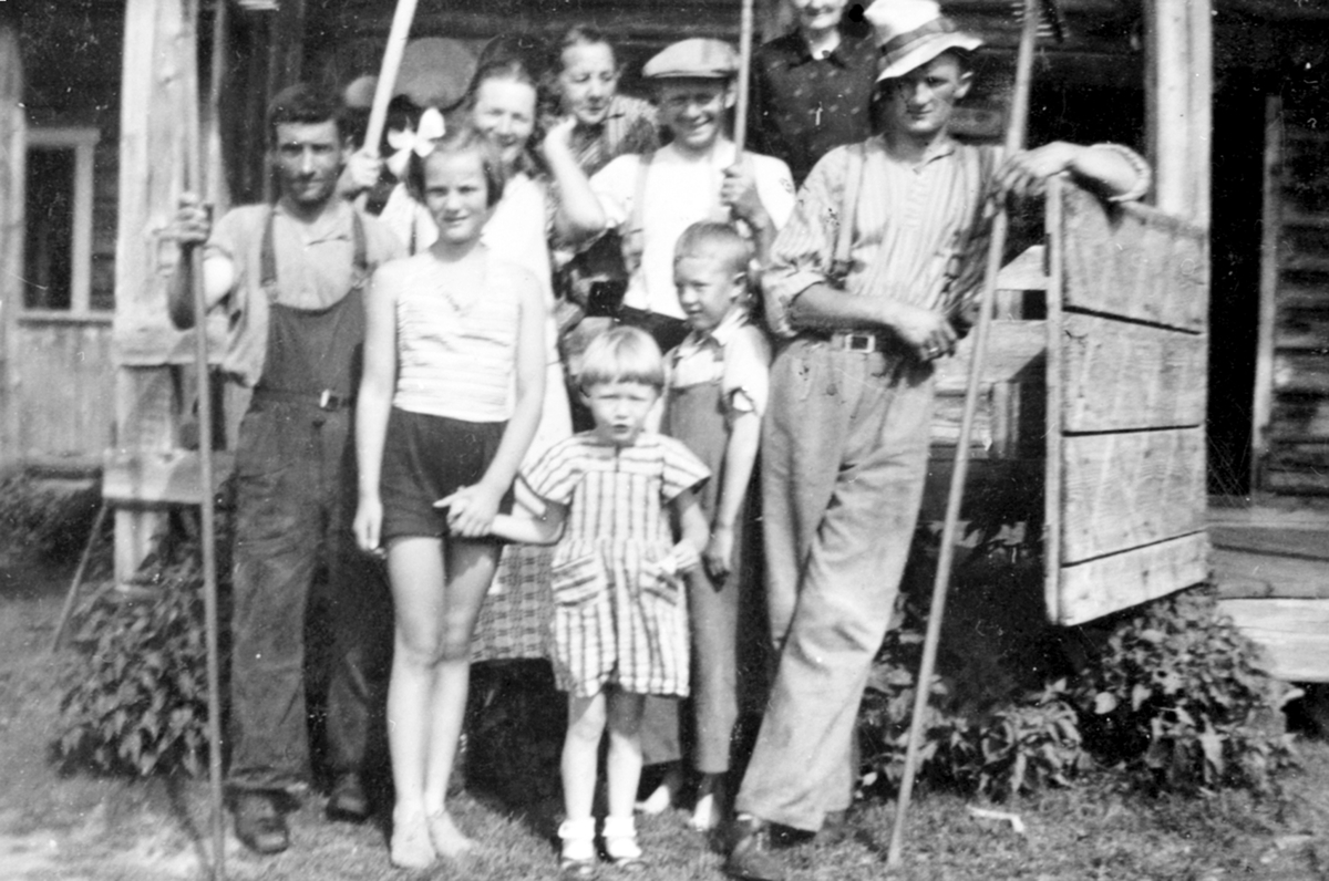 Anno Domkirkeodden, Slåttonnfolk foran inngangen til Bjerklien seter, Rømåsen, Ringsakerfjellet. Familien Bjerklien.