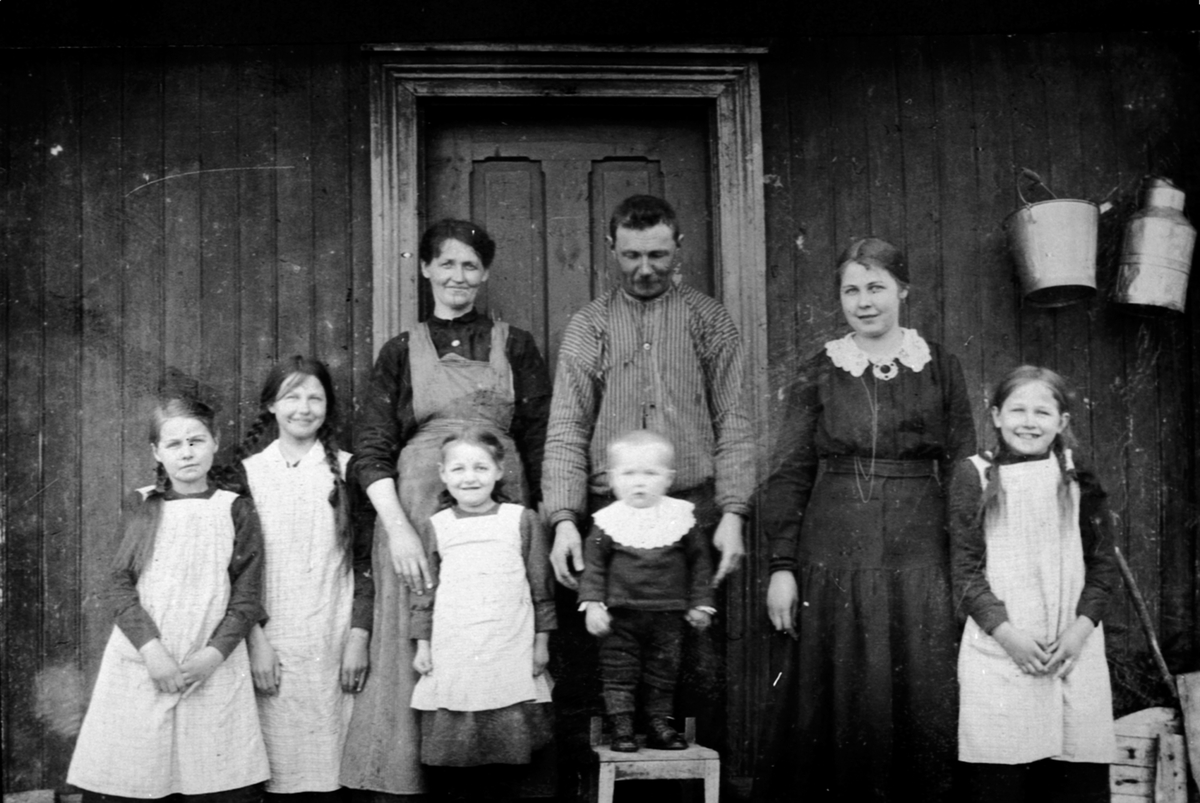 Anno Domkirkeodden, Familien Solheim i Sundshagen, Helgøya. Fra venstre er Margit f. 1907, Agnes f. 1905, Olga f.1912, Bjarne f.1916, Anna f. 1901, Ågot (1909-1987). Bak er Marie Solheim og Adolf Martiniusen Solheim f.1877.