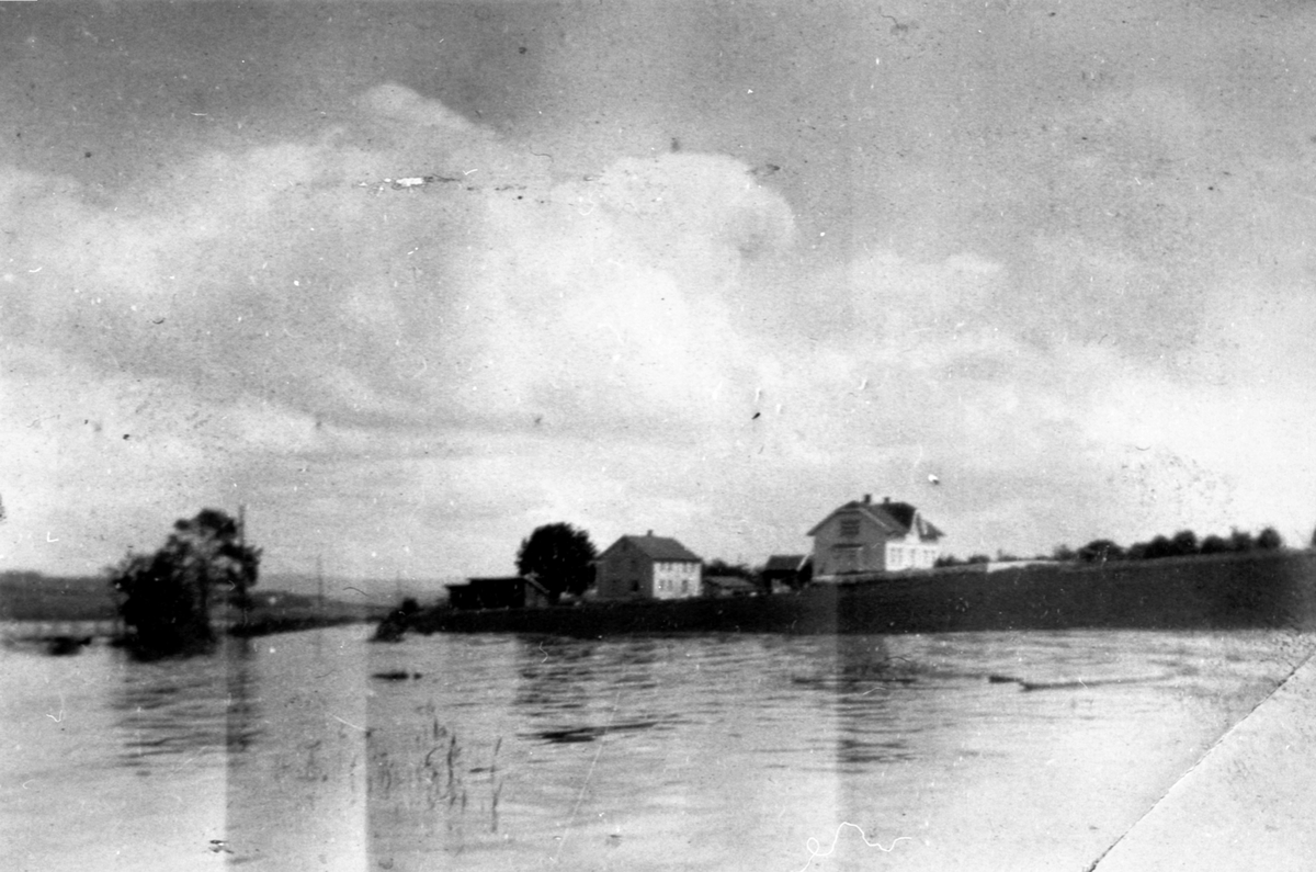 Anno Domkirkeodden, Bilde fra flommen i Mjøsa i 1927. Skredderstua, Helgøya.