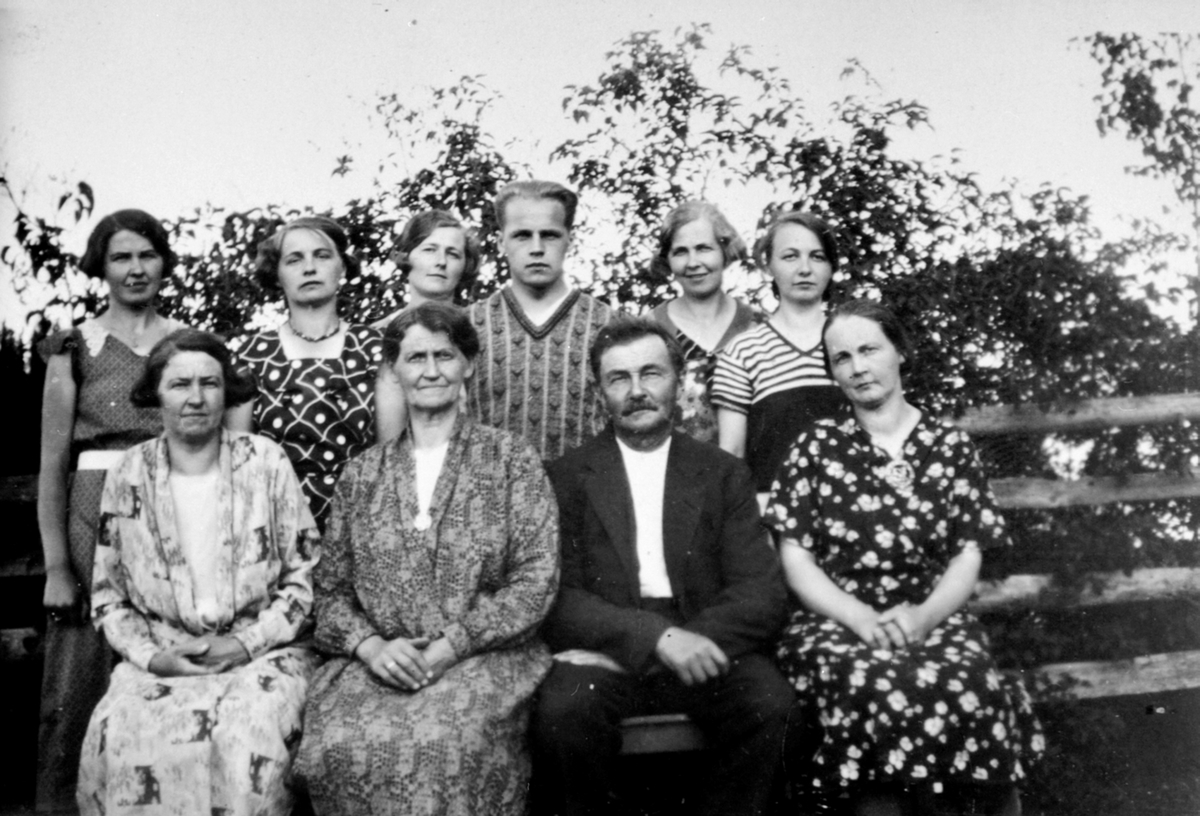 Anno Domkirkeodden, Adolf og Marie Solheim på Bakketun, Helgøya med alle sine barn.