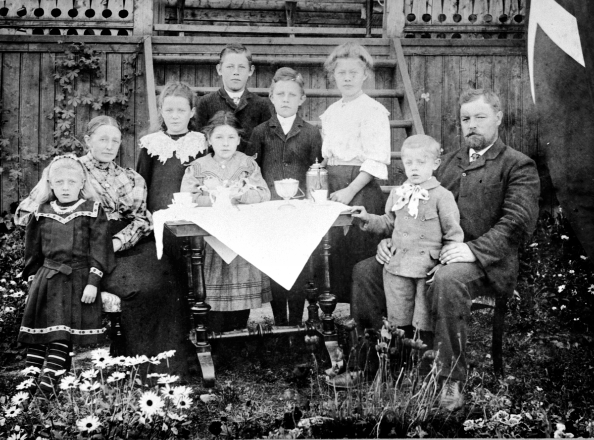 Anno Domkirkeodden, Familie i Lodviken. Fra venstre er Helene (1899-1974), mor Erna Evensdatter Stav (1864-1931), Gunhild f. 1897, Alvhild f. 1896, Borger f. 1892, Erling f. 1895, Pauline (1894-1979), Trygve f. 1901, Helmer Mathias Larsen (1868-1947).