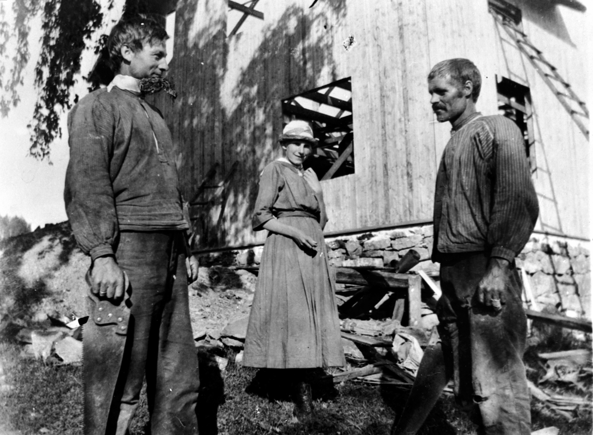 Anno Domkirkeodden, Hovedbygningen settes opp på Maurudbakken, Helgøya. Fra venstre er snekker Karl Slåtten (1890-1975), ukjent, Frantz Raknerud (1881-1934).